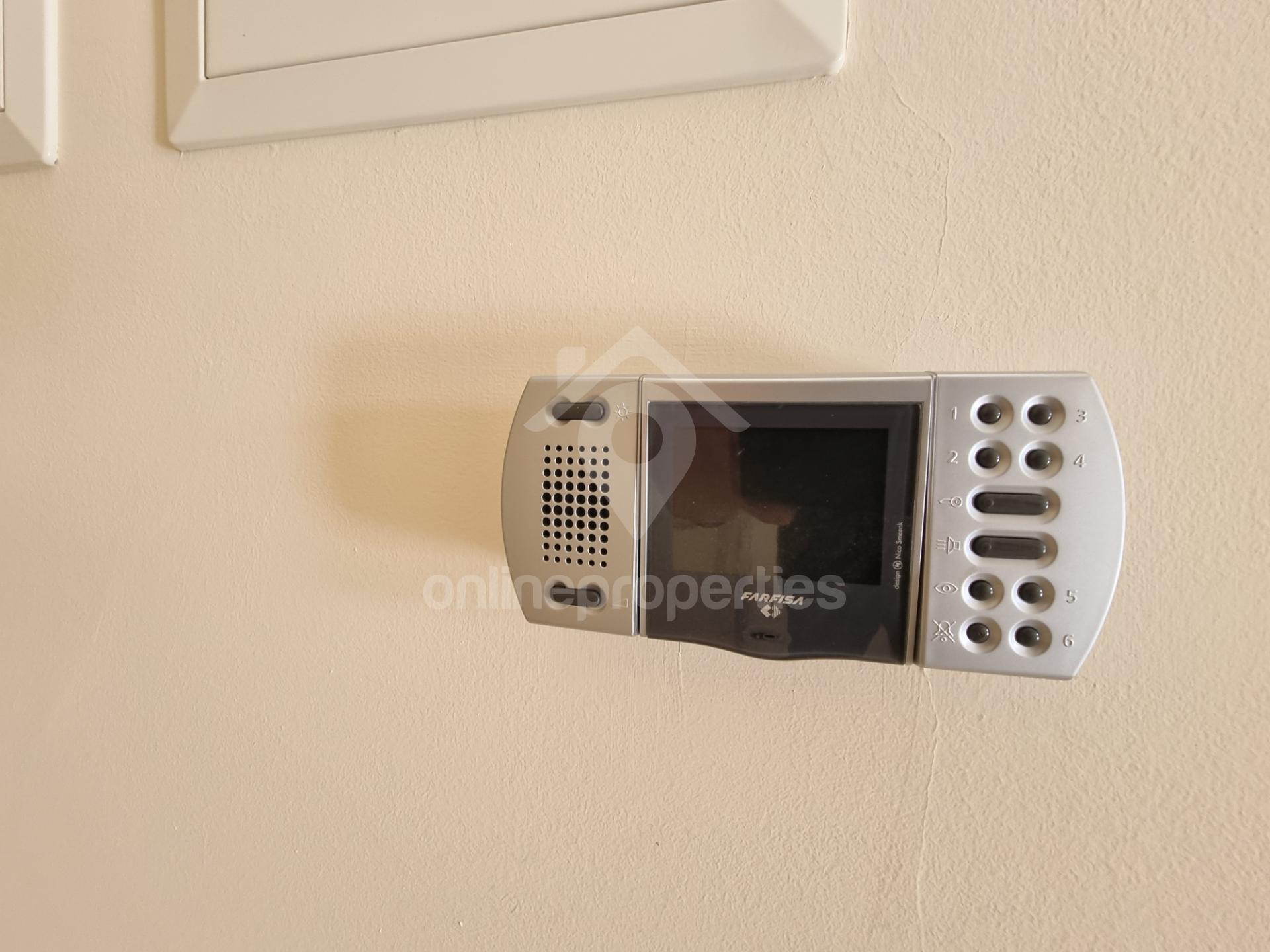 To change image, hover mouse over thumbnails below