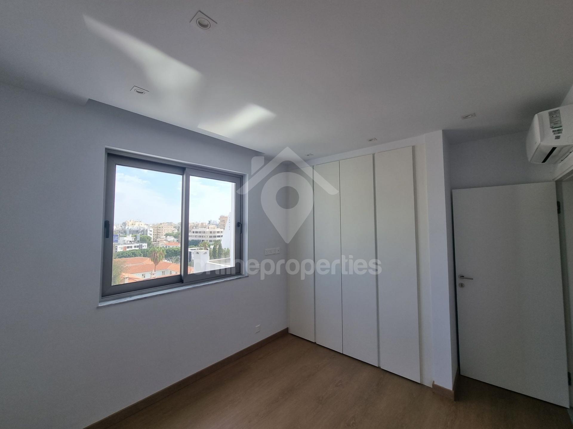 To change image, hover mouse over thumbnails below