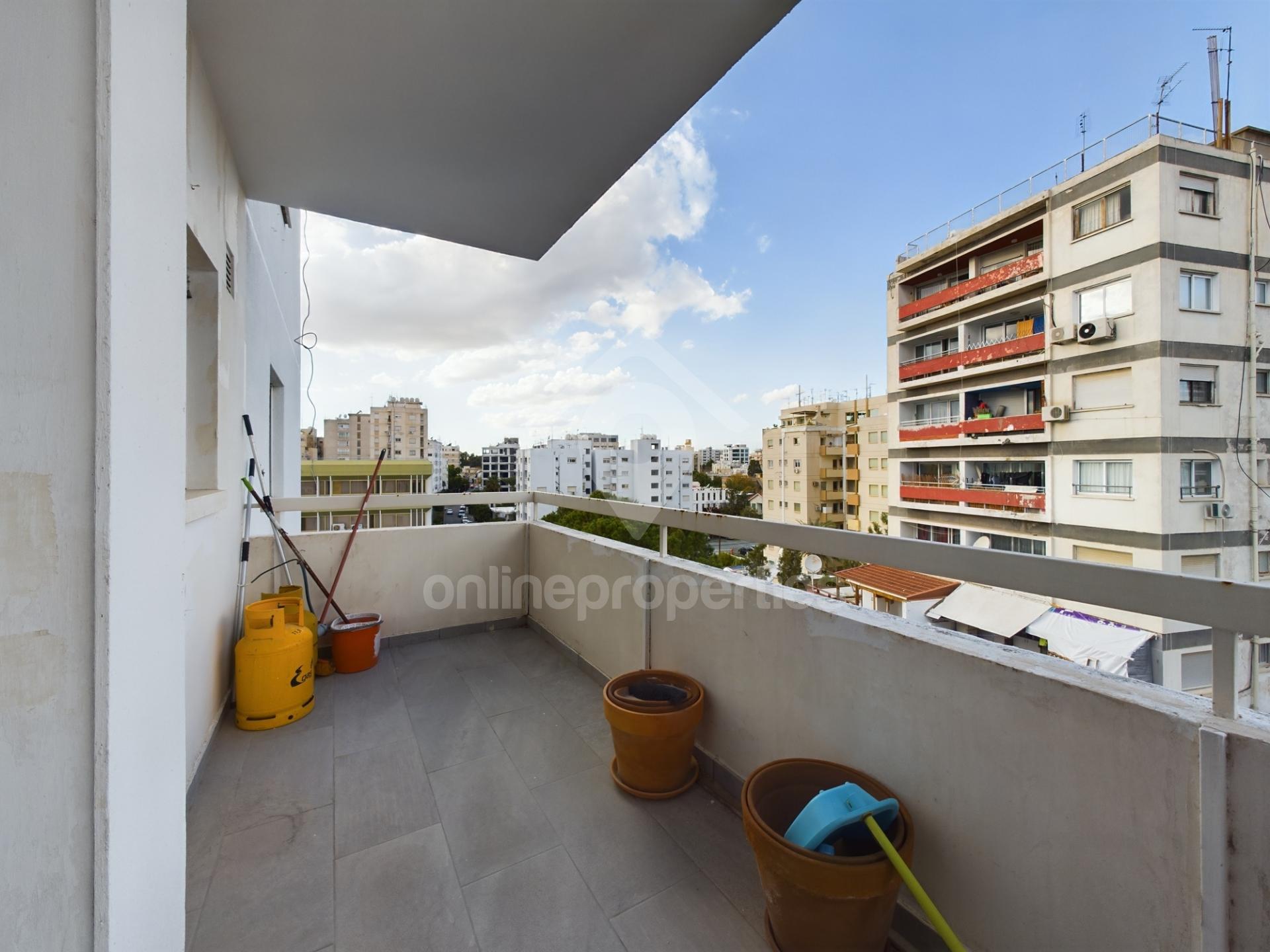 To change image, hover mouse over thumbnails below