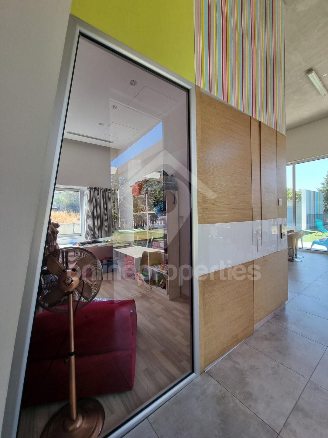 To change image, hover mouse over thumbnails below