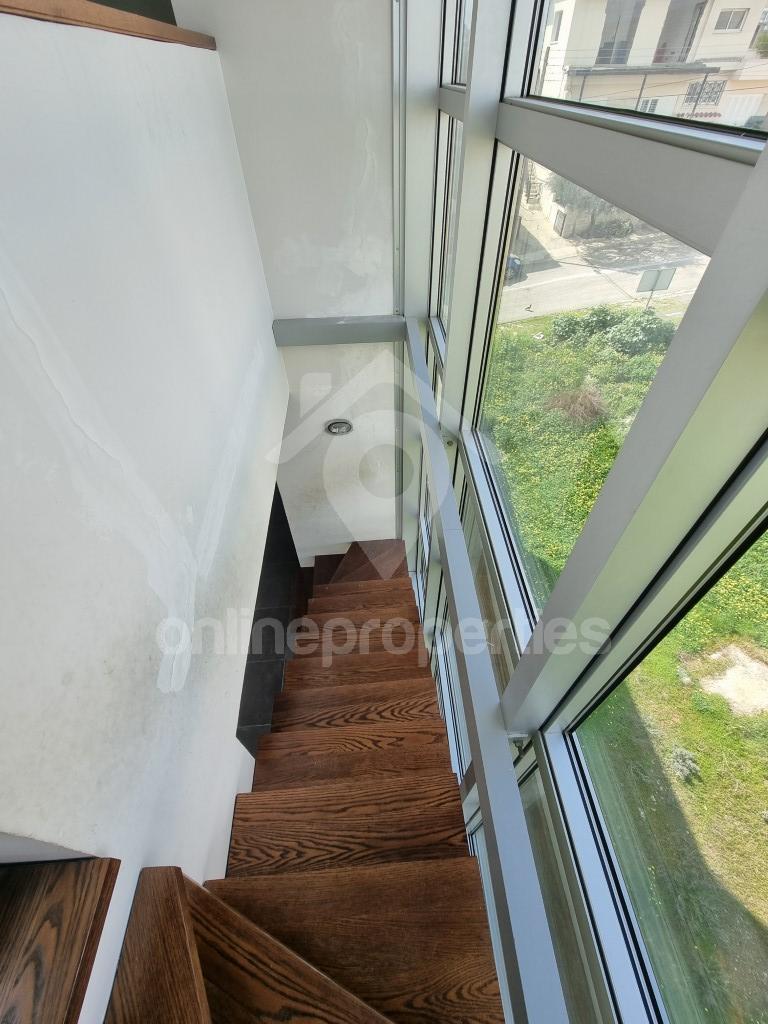 To change image, hover mouse over thumbnails below