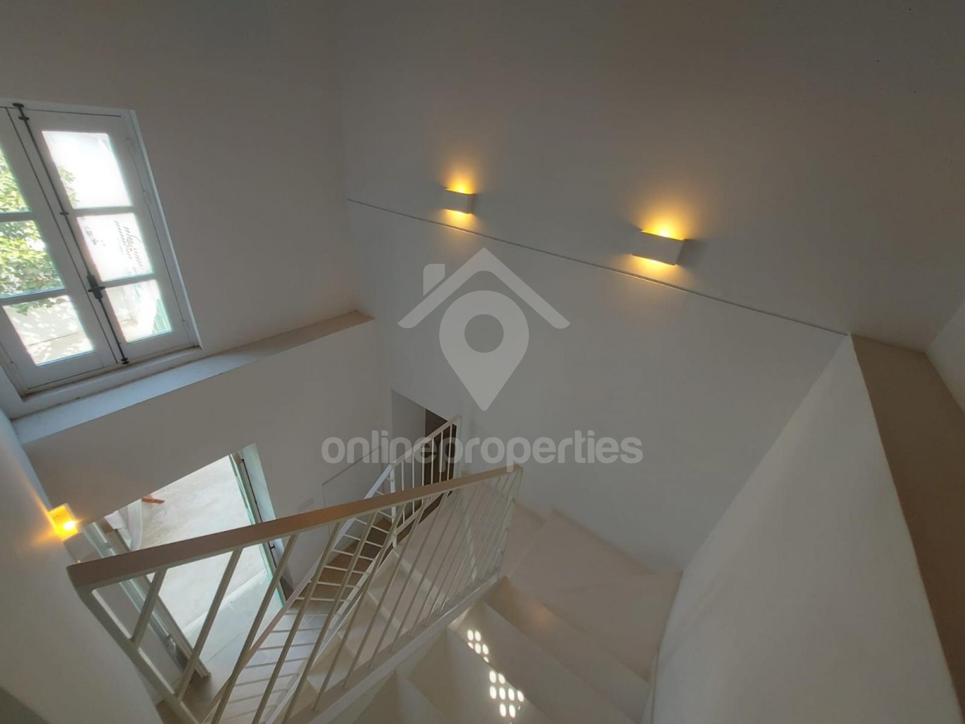 To change image, hover mouse over thumbnails below