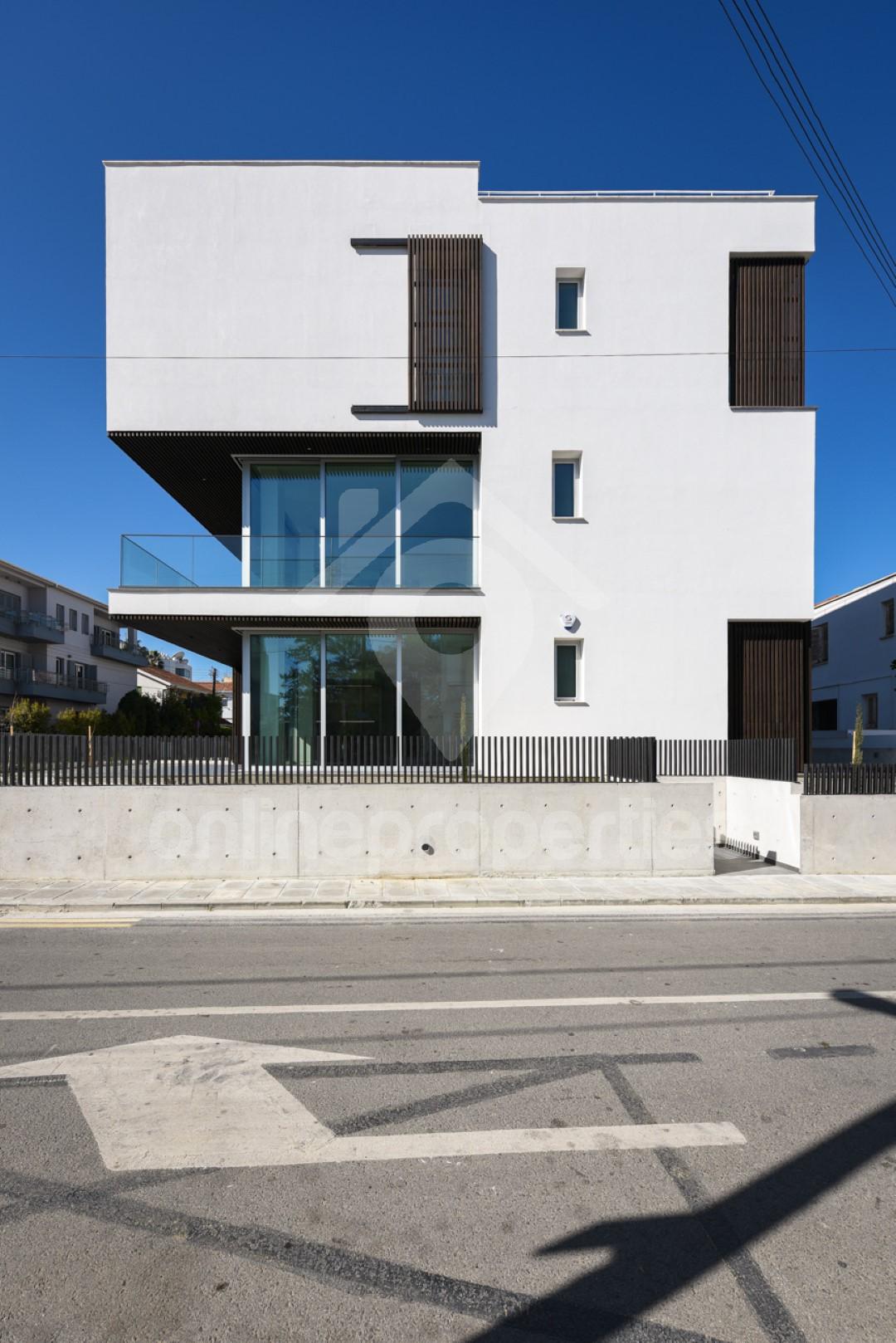 To change image, hover mouse over thumbnails below