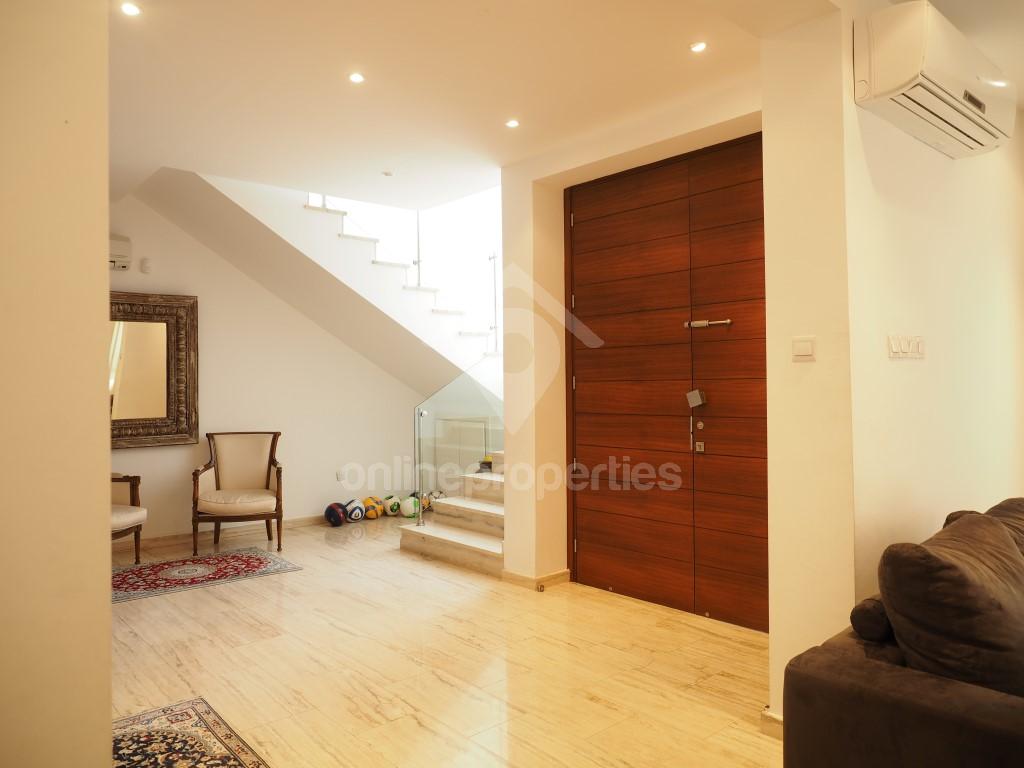 To change image, hover mouse over thumbnails below