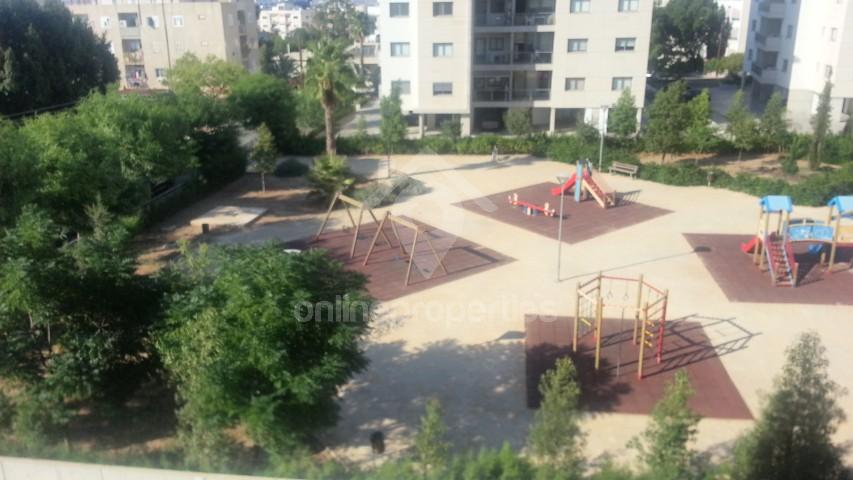 To change image, hover mouse over thumbnails below