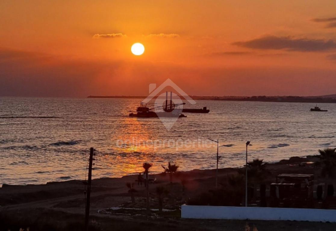 To change image, hover mouse over thumbnails below