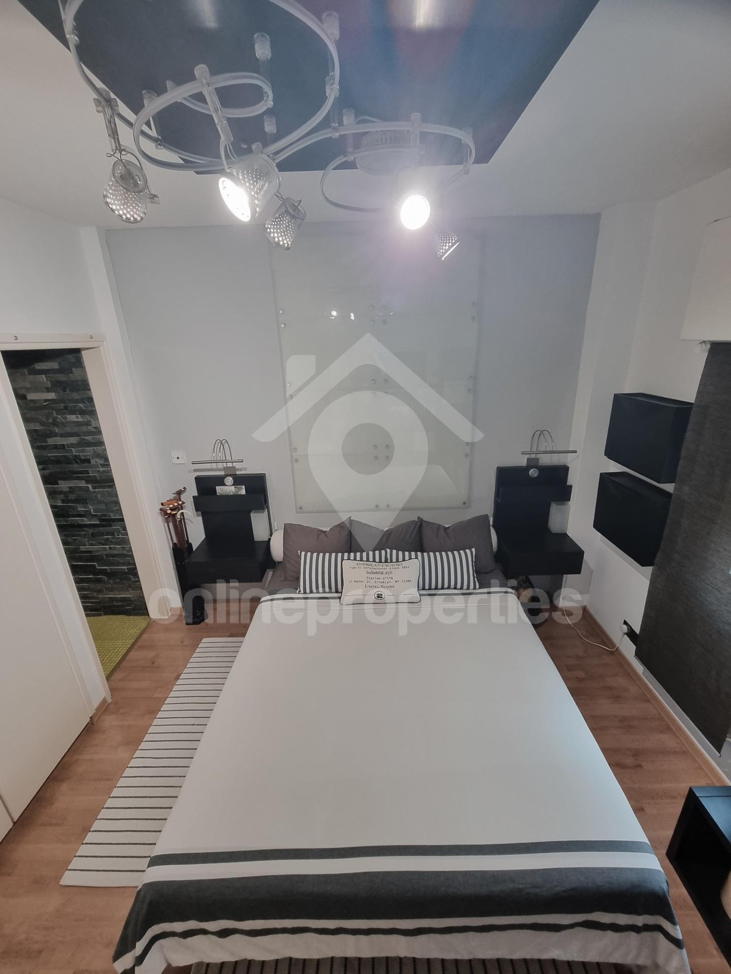 To change image, hover mouse over thumbnails below