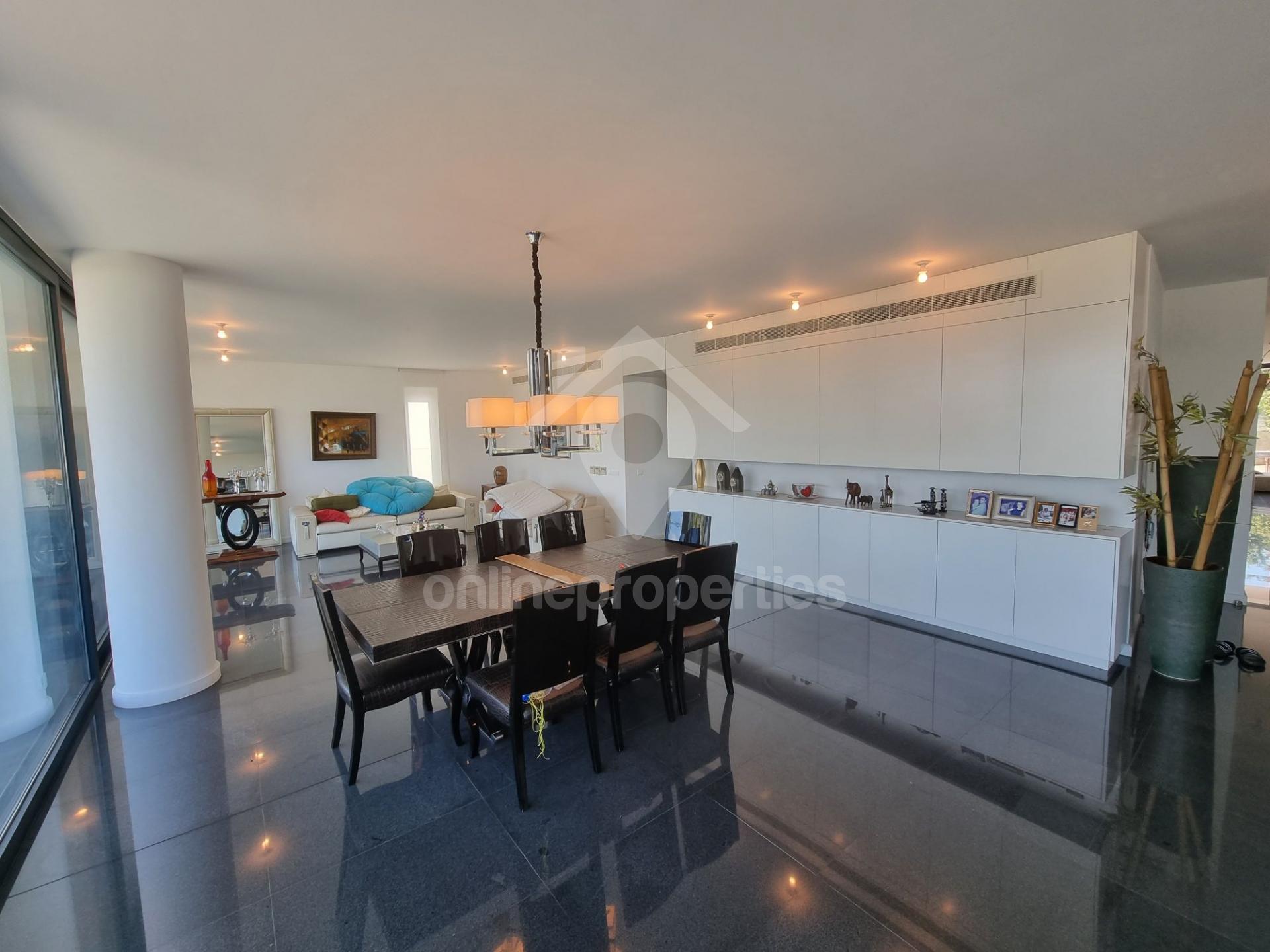 To change image, hover mouse over thumbnails below