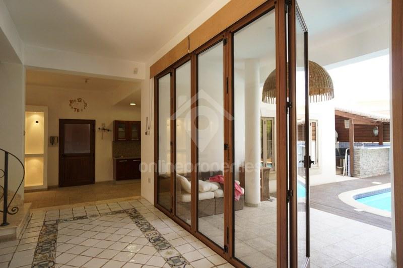 To change image, hover mouse over thumbnails below