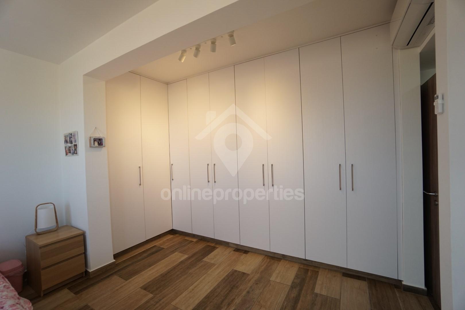 To change image, hover mouse over thumbnails below