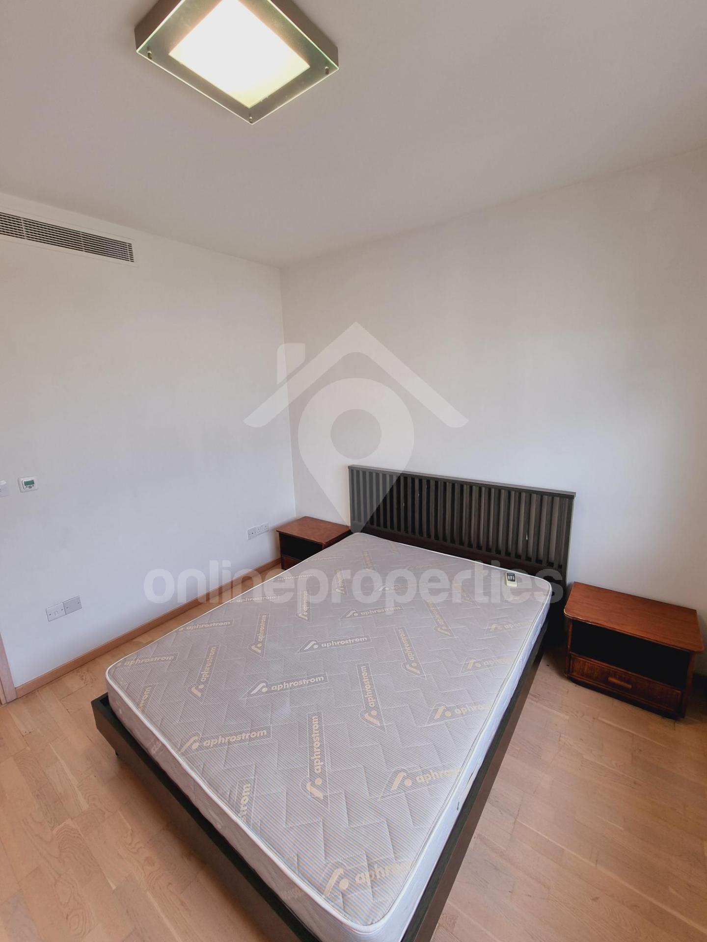 To change image, hover mouse over thumbnails below