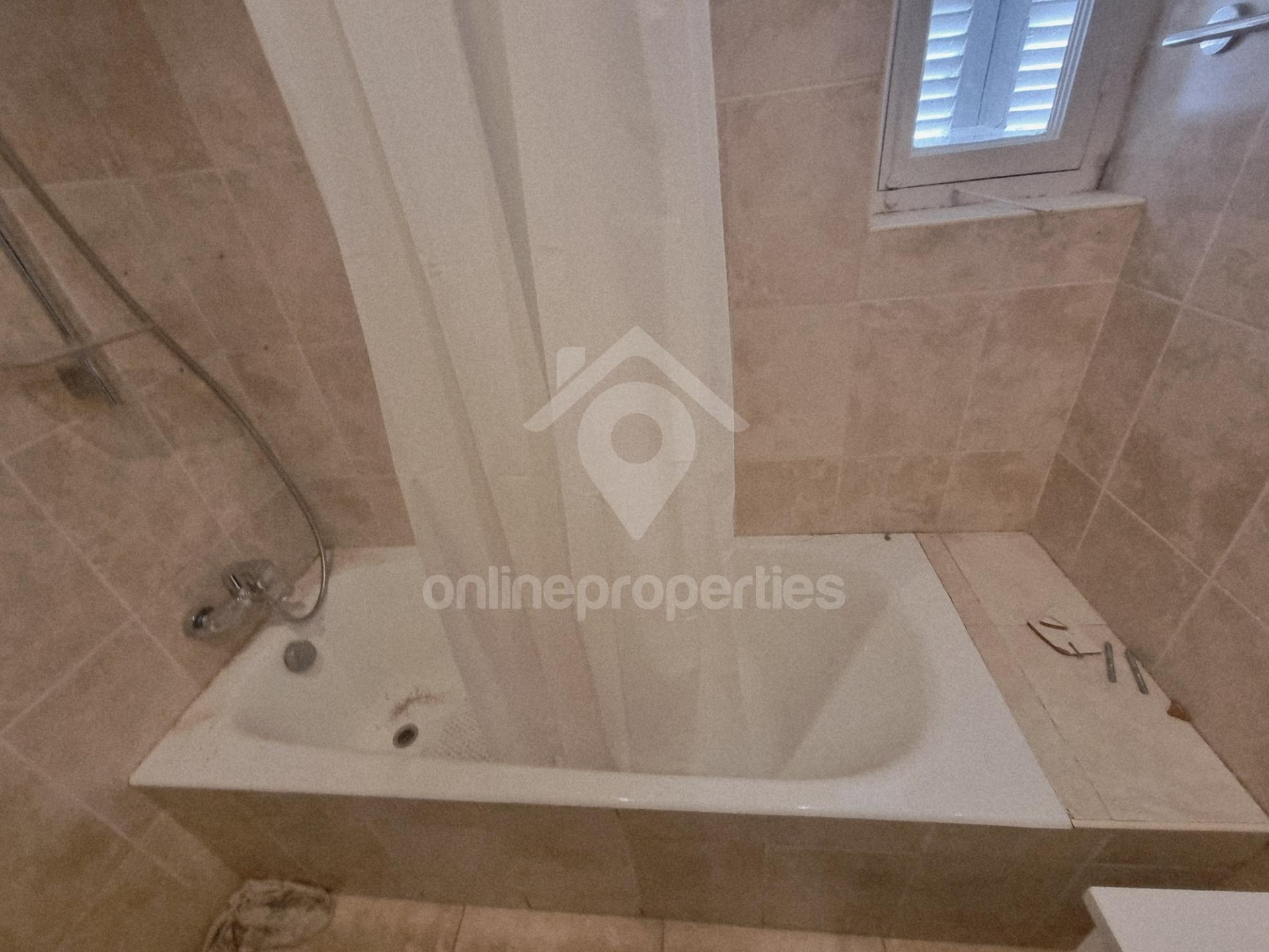 To change image, hover mouse over thumbnails below