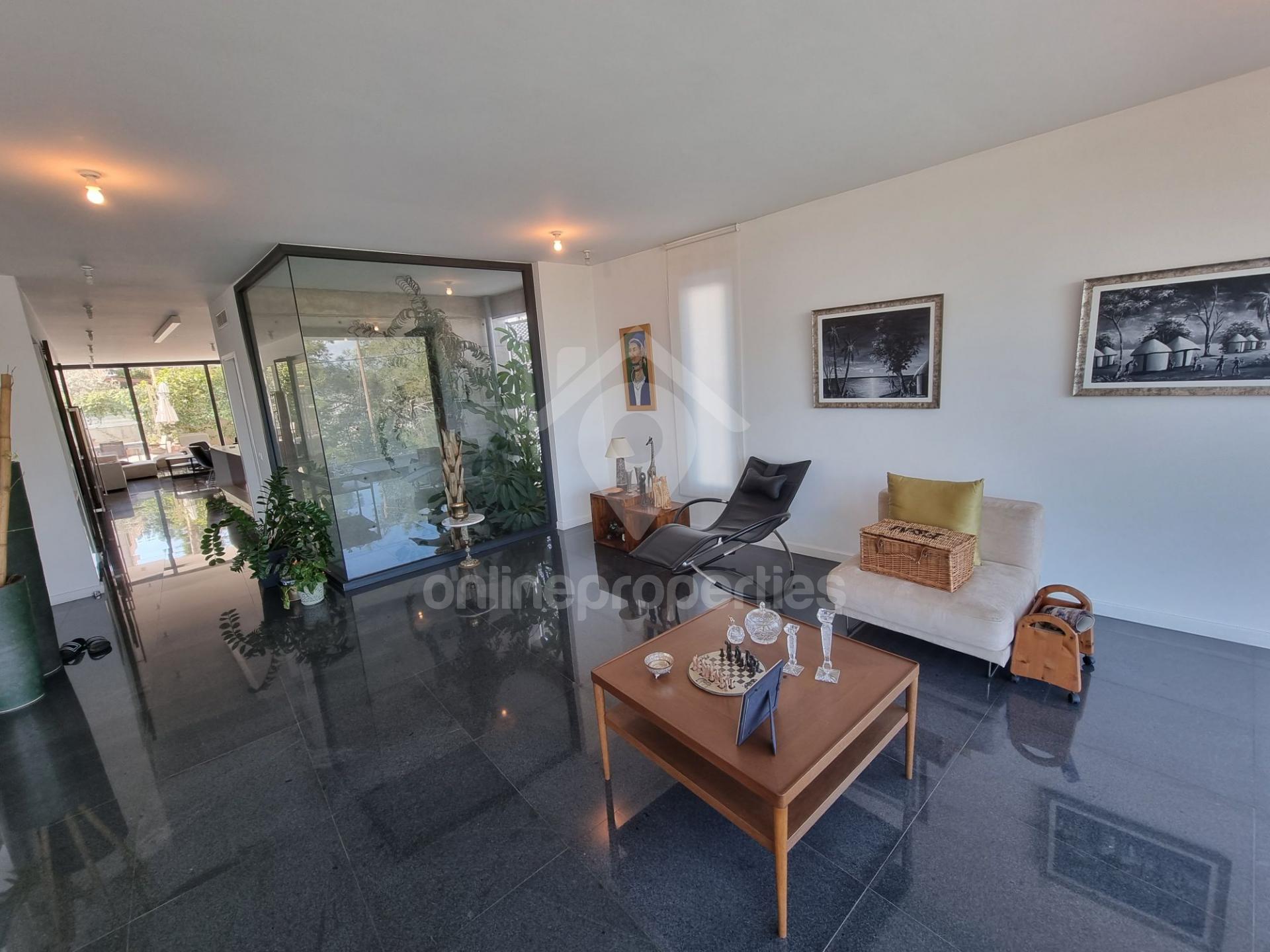 To change image, hover mouse over thumbnails below