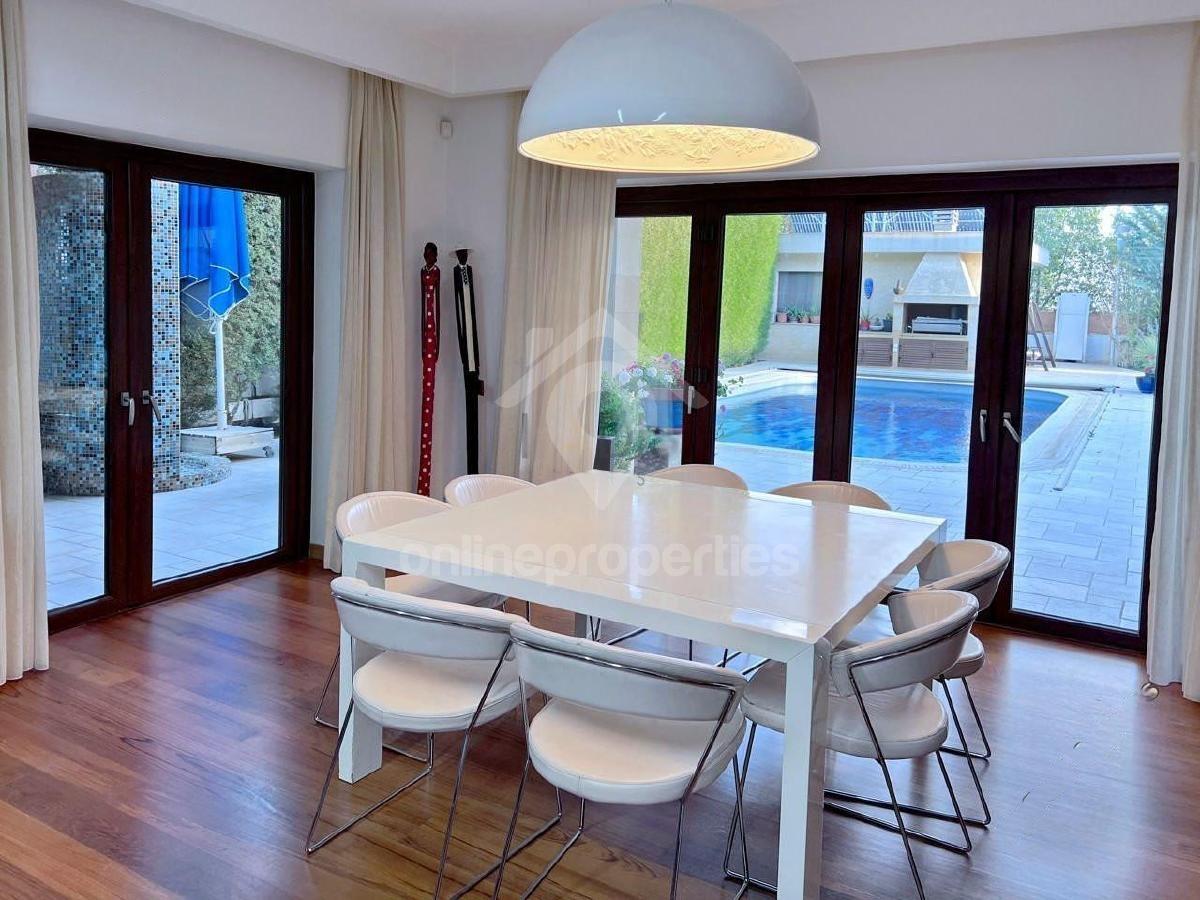 To change image, hover mouse over thumbnails below