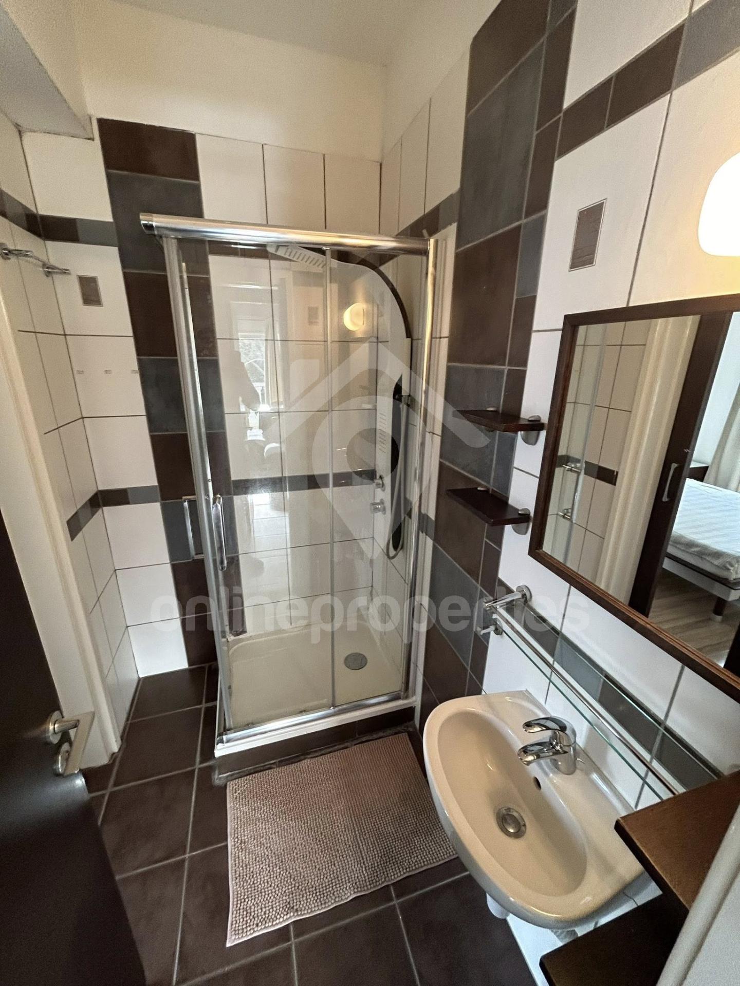 To change image, hover mouse over thumbnails below