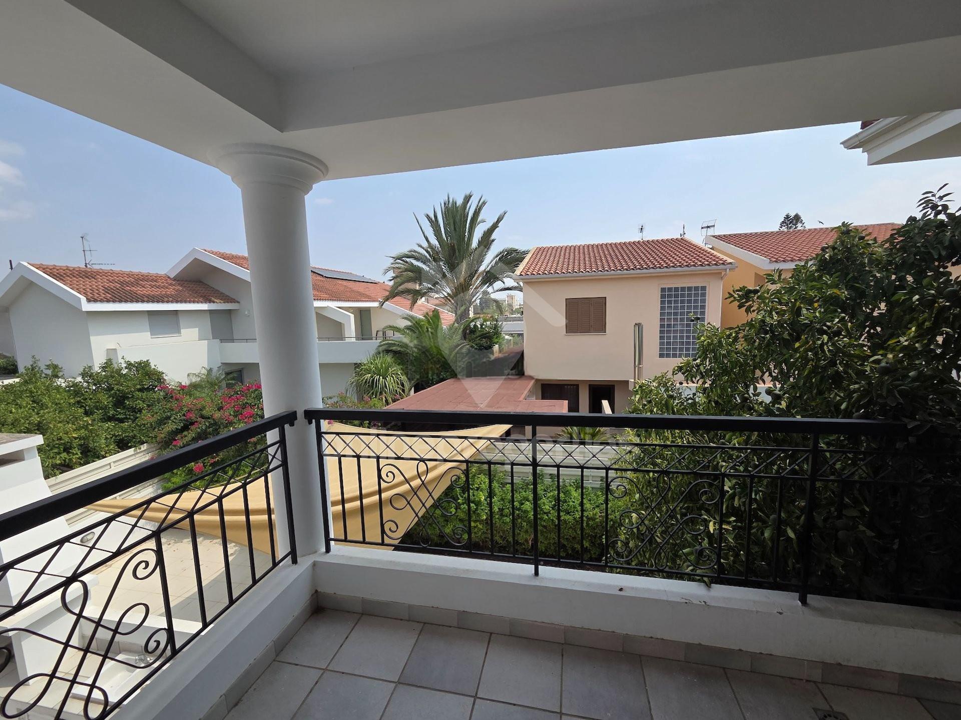 To change image, hover mouse over thumbnails below