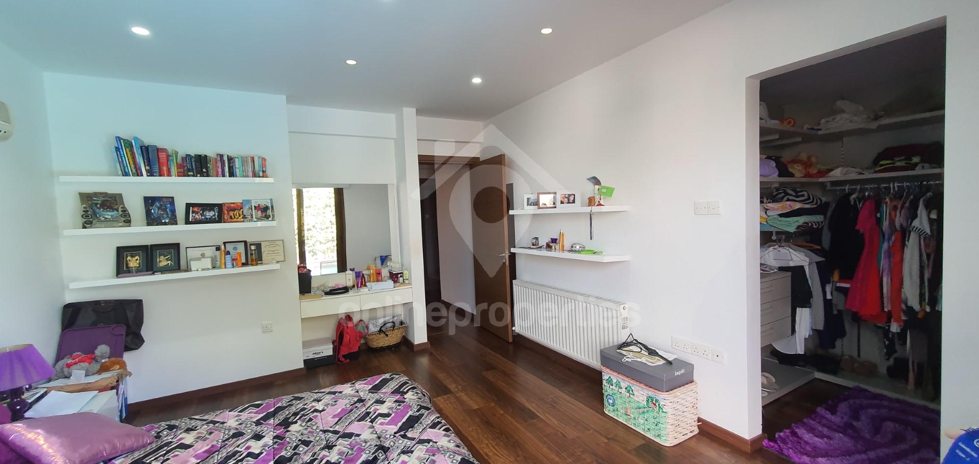 To change image, hover mouse over thumbnails below