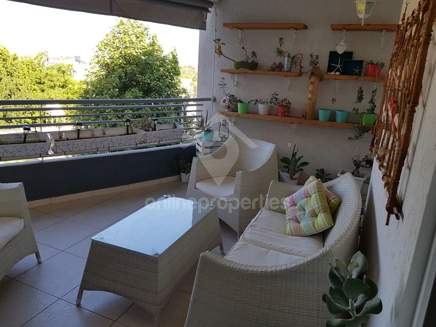 To change image, hover mouse over thumbnails below