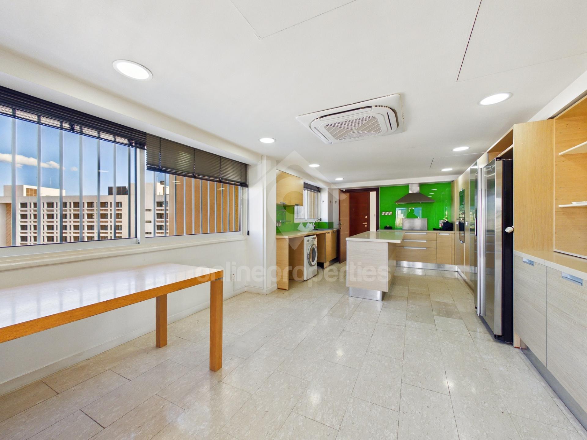 To change image, hover mouse over thumbnails below