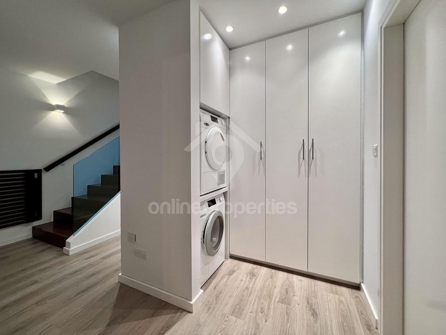 To change image, hover mouse over thumbnails below