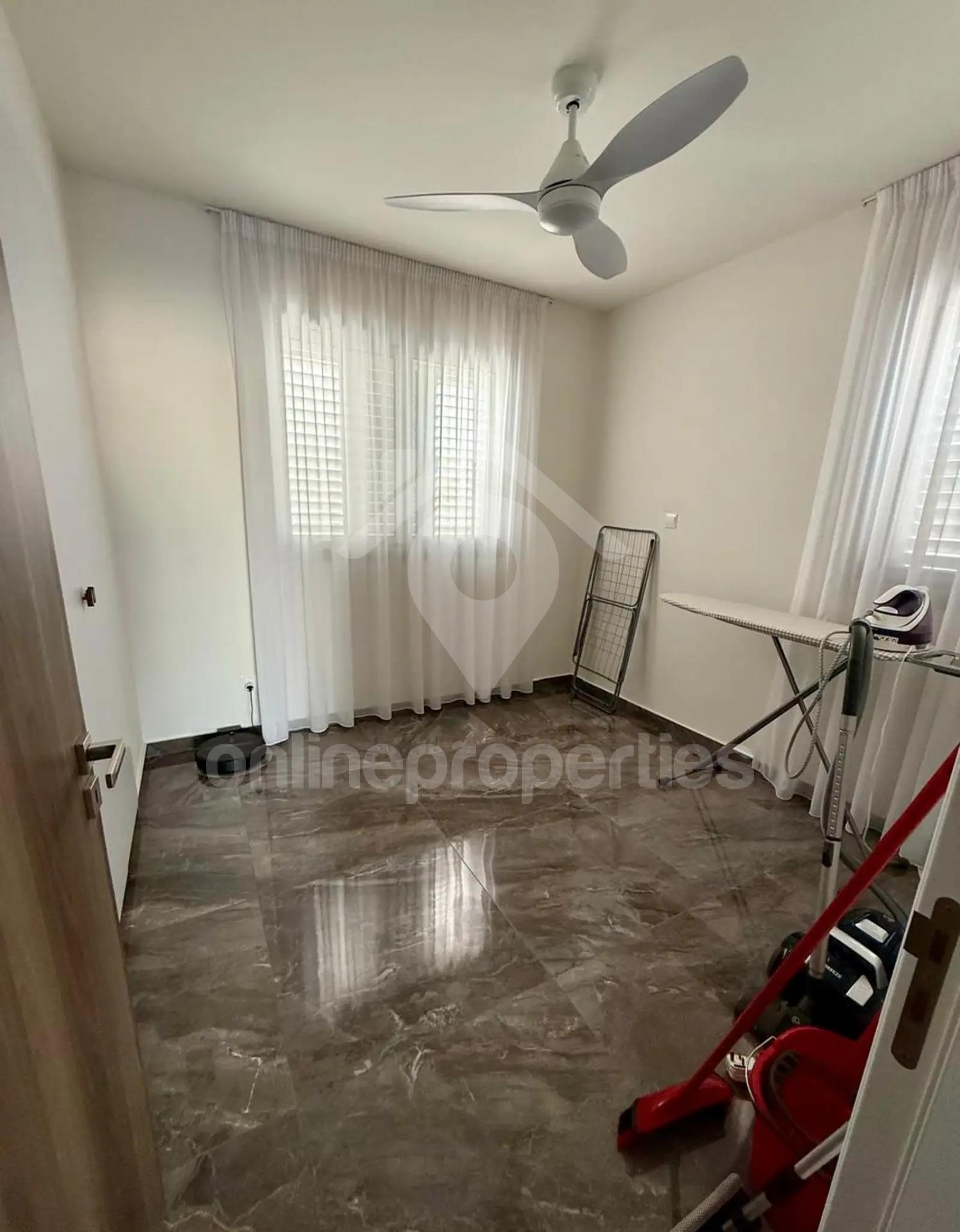 To change image, hover mouse over thumbnails below