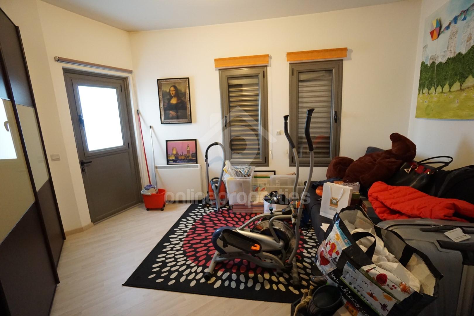 To change image, hover mouse over thumbnails below