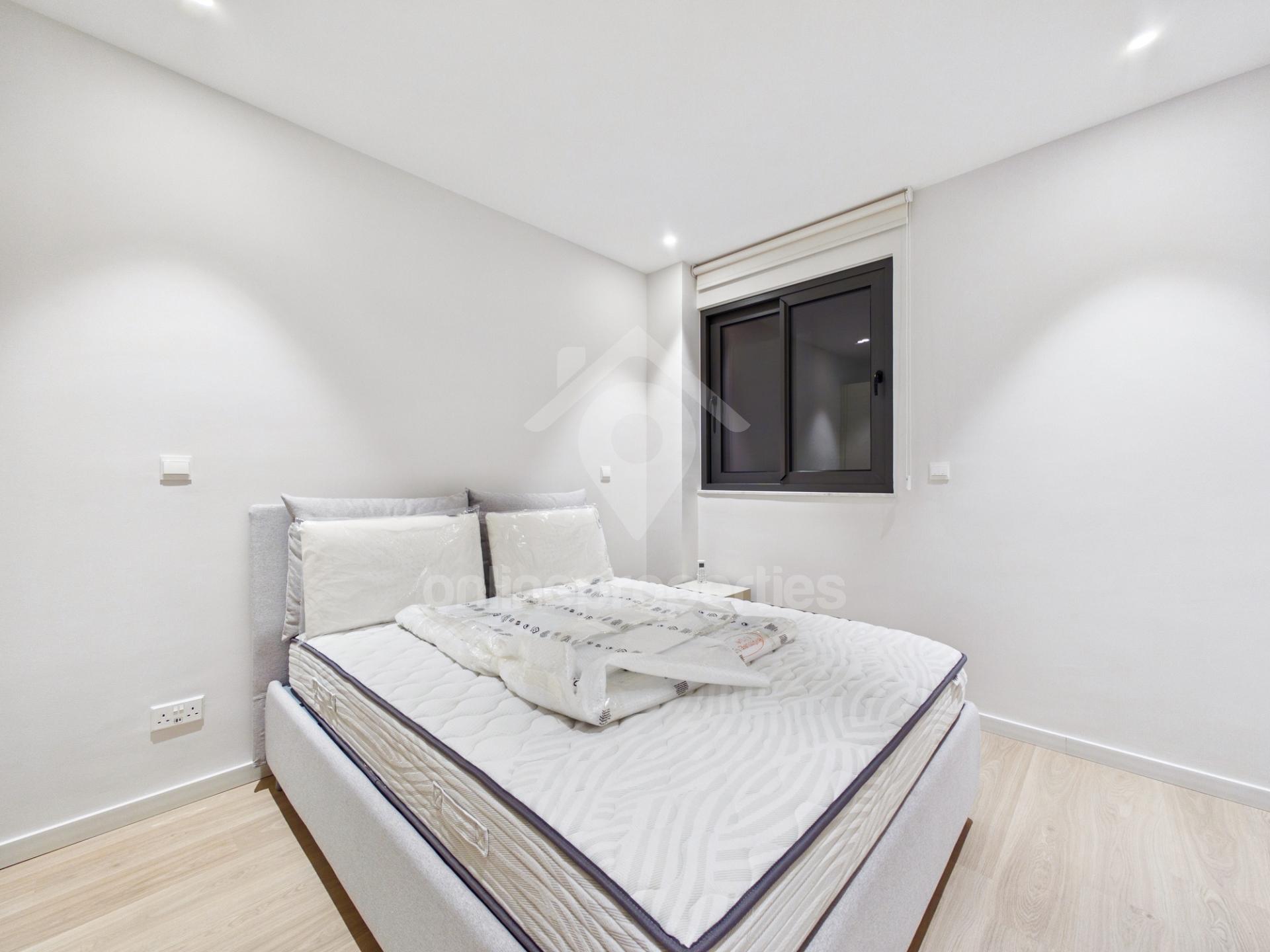 To change image, hover mouse over thumbnails below