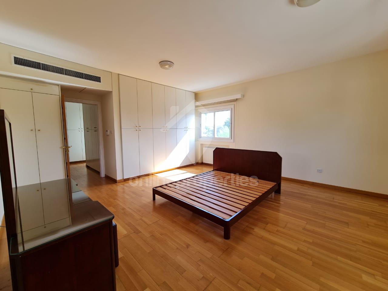 To change image, hover mouse over thumbnails below