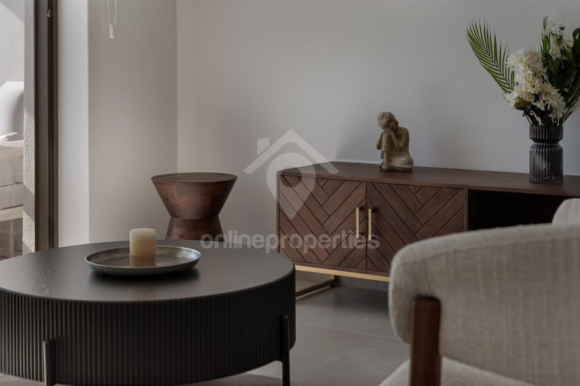 To change image, hover mouse over thumbnails below