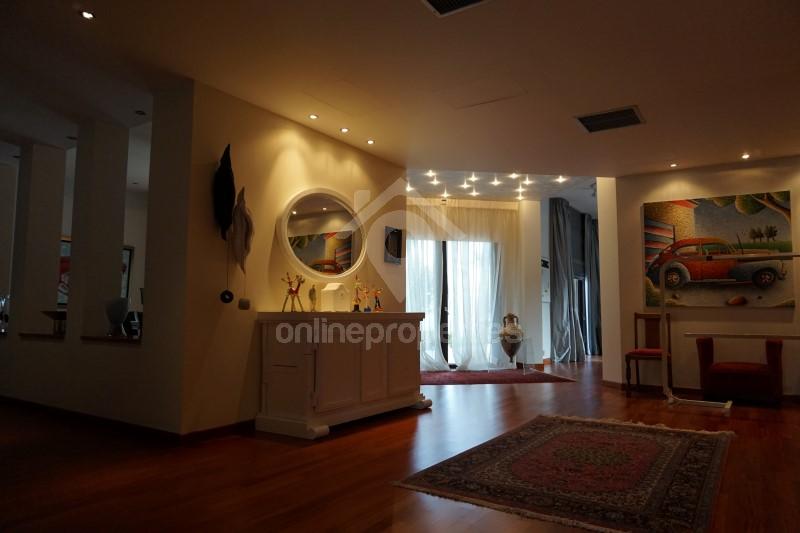 To change image, hover mouse over thumbnails below