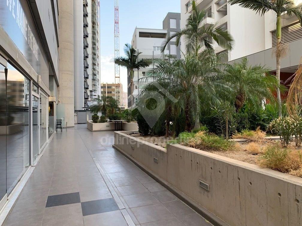 To change image, hover mouse over thumbnails below