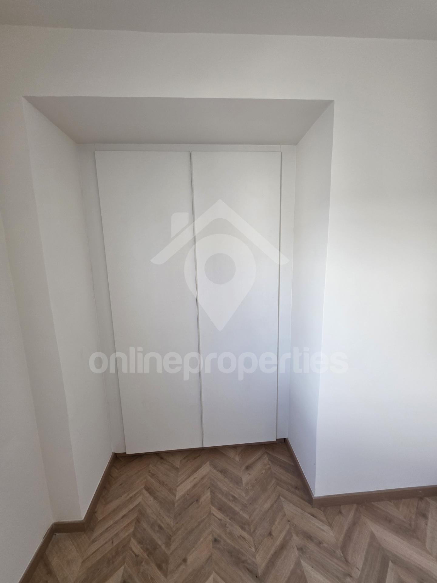 To change image, hover mouse over thumbnails below