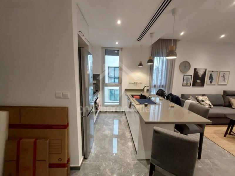 To change image, hover mouse over thumbnails below