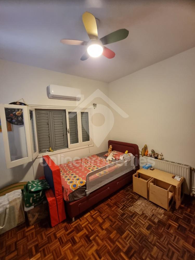 To change image, hover mouse over thumbnails below