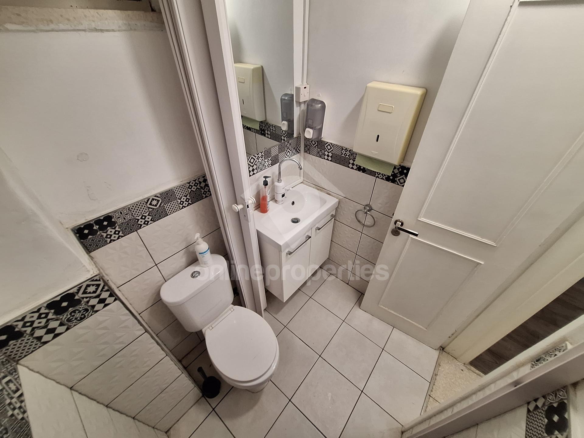 To change image, hover mouse over thumbnails below