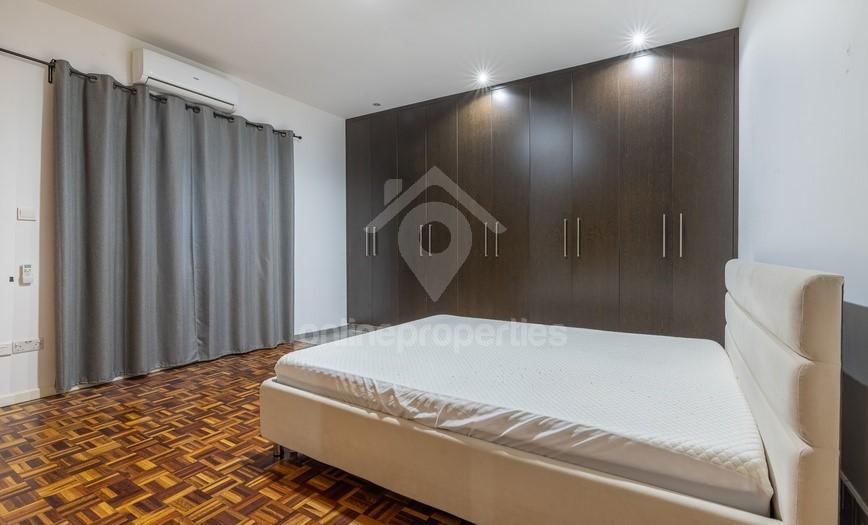 To change image, hover mouse over thumbnails below