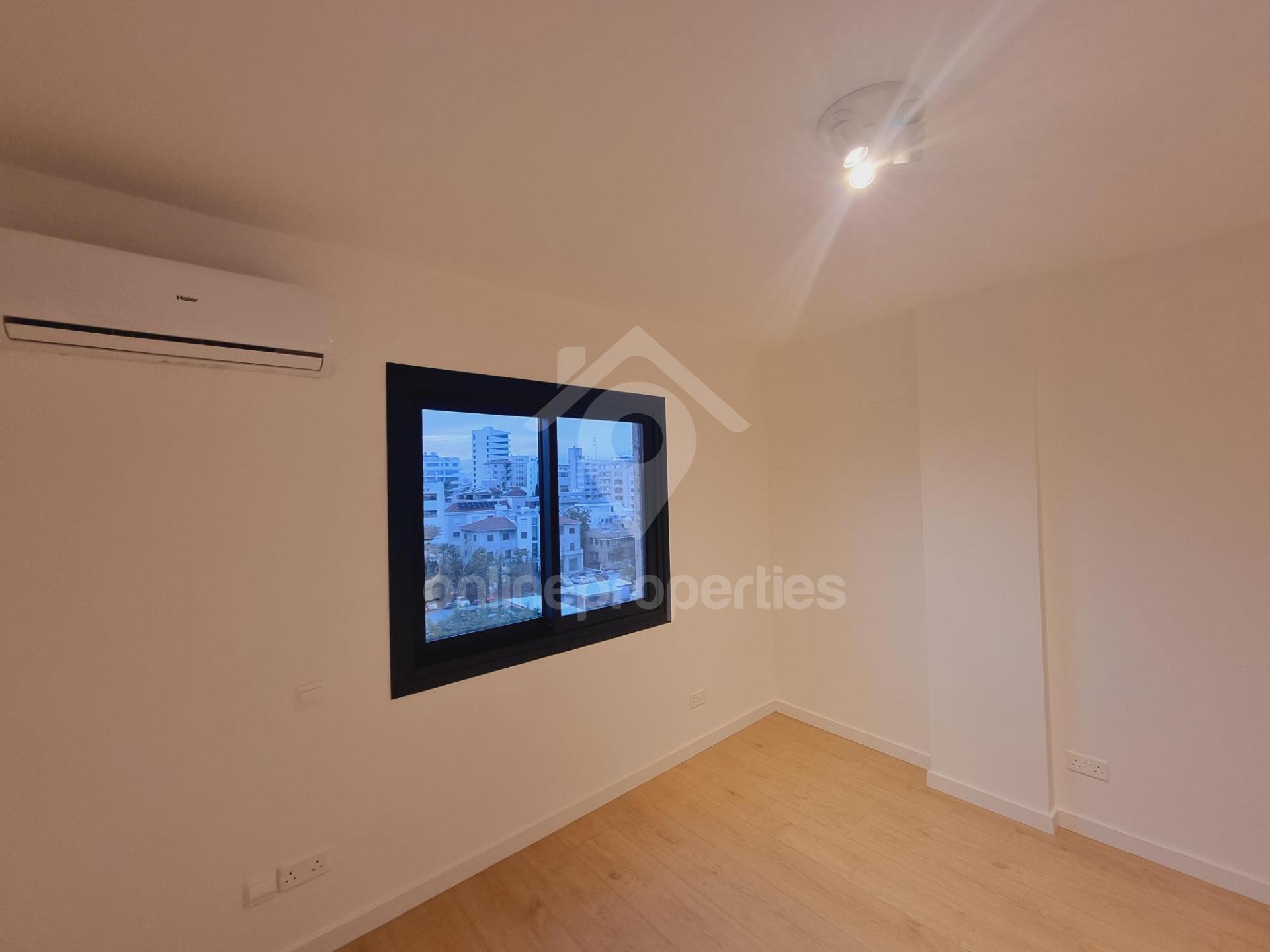 To change image, hover mouse over thumbnails below