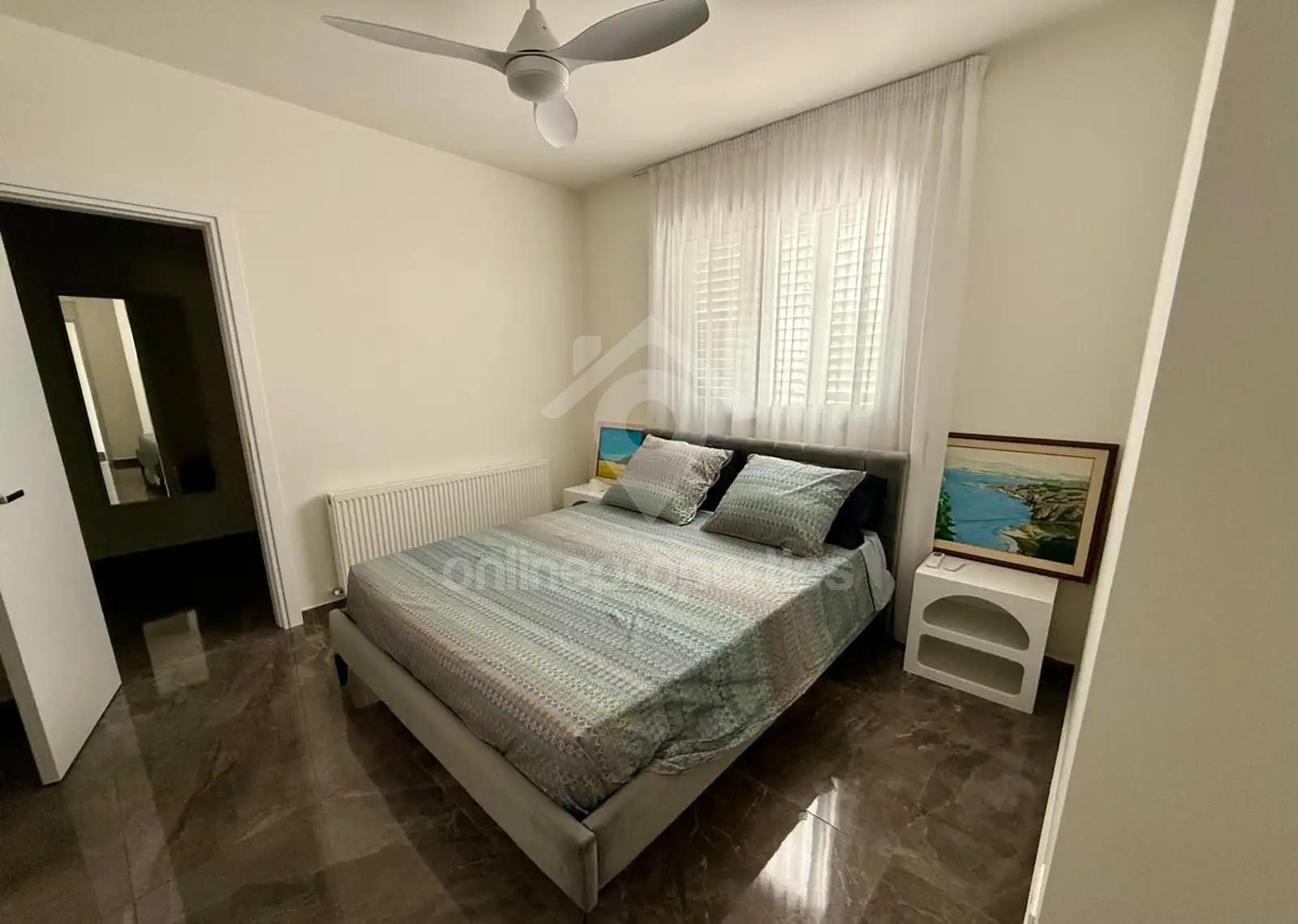 To change image, hover mouse over thumbnails below