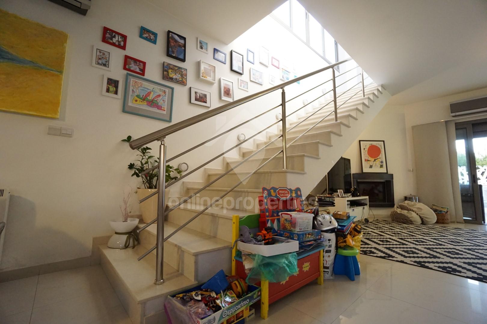 To change image, hover mouse over thumbnails below