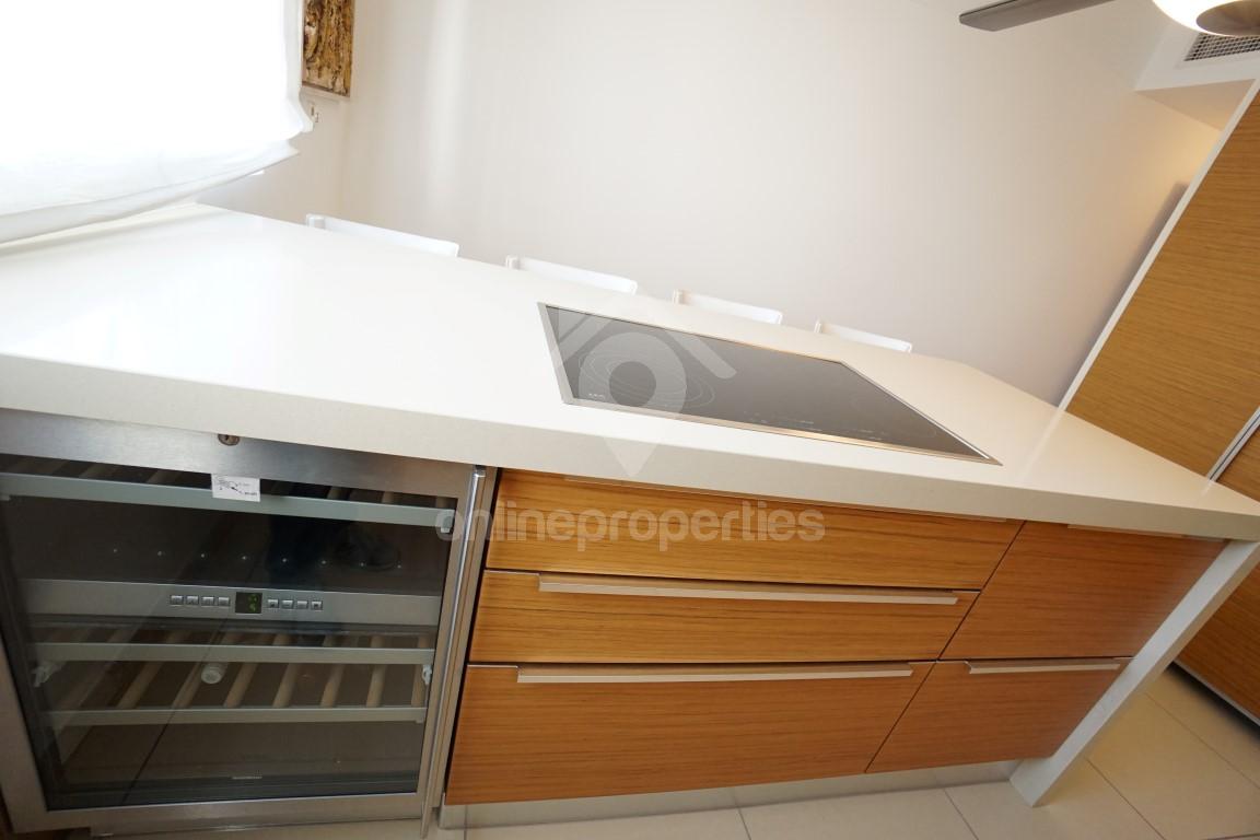 To change image, hover mouse over thumbnails below