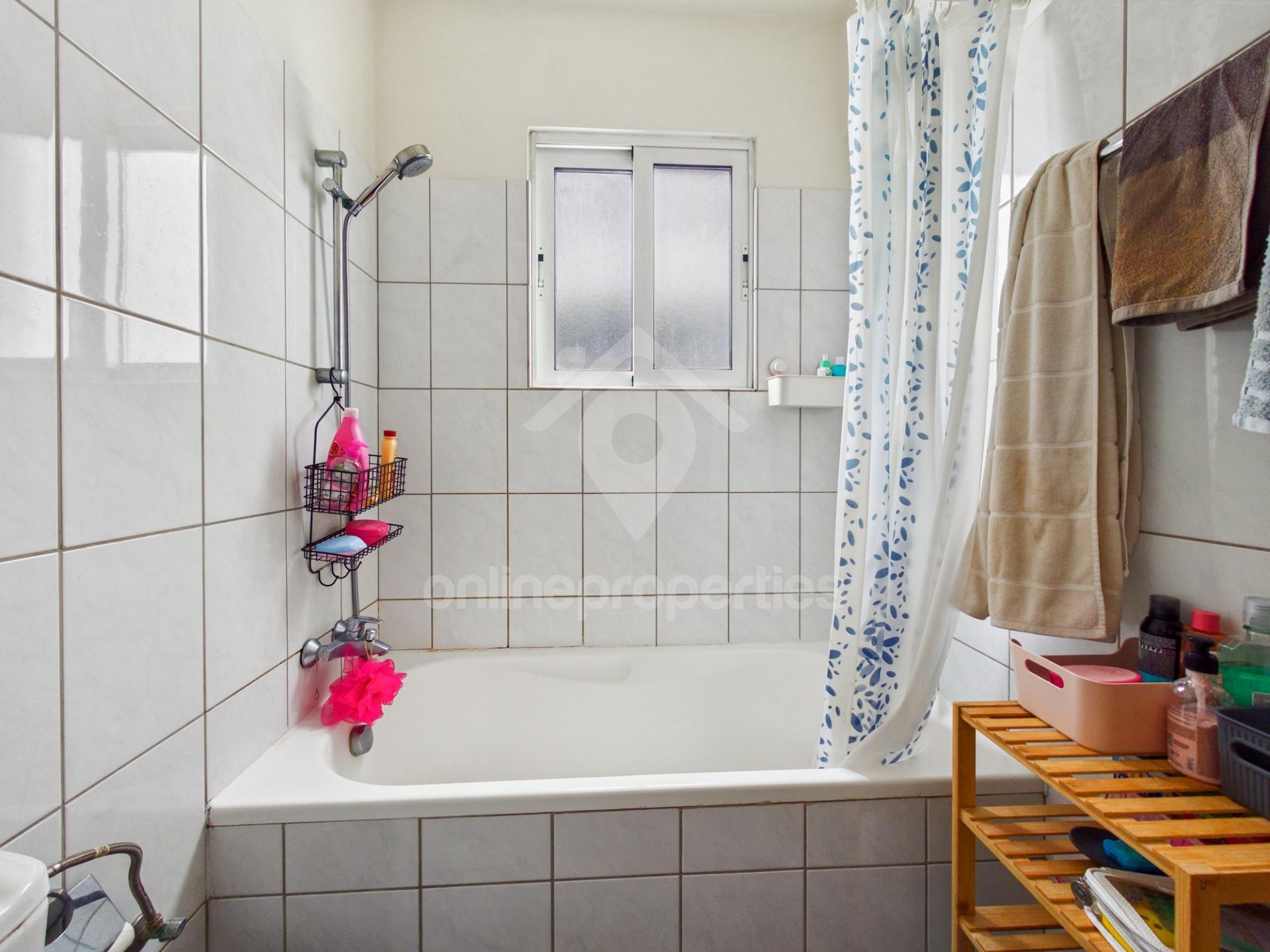 To change image, hover mouse over thumbnails below