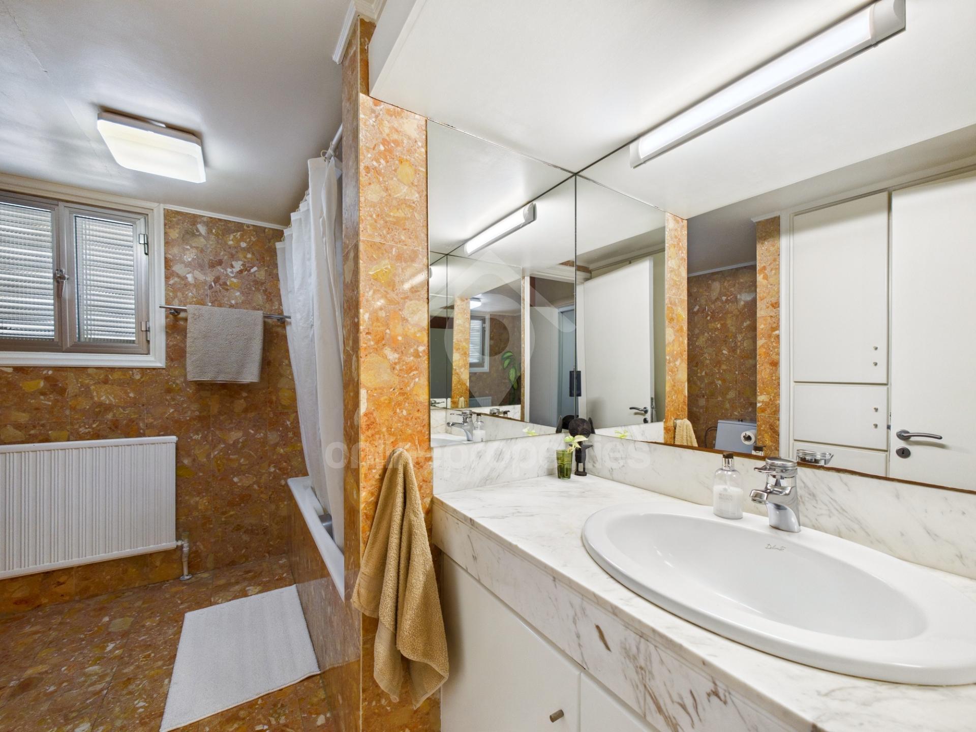 To change image, hover mouse over thumbnails below