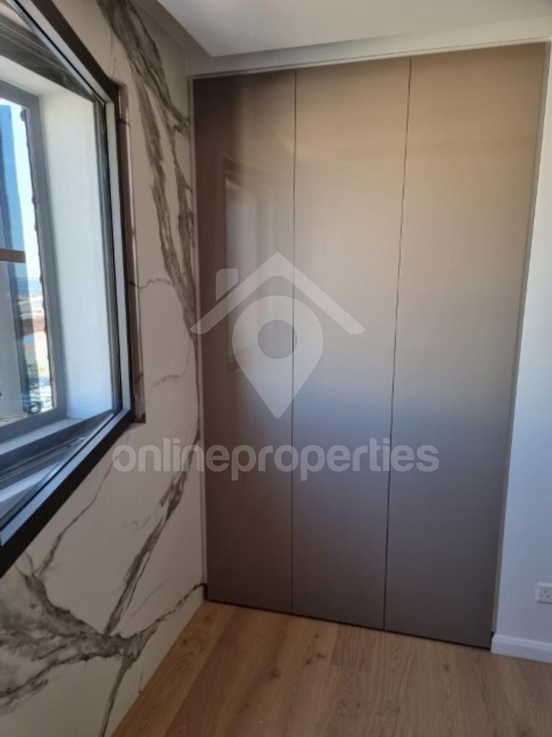 To change image, hover mouse over thumbnails below