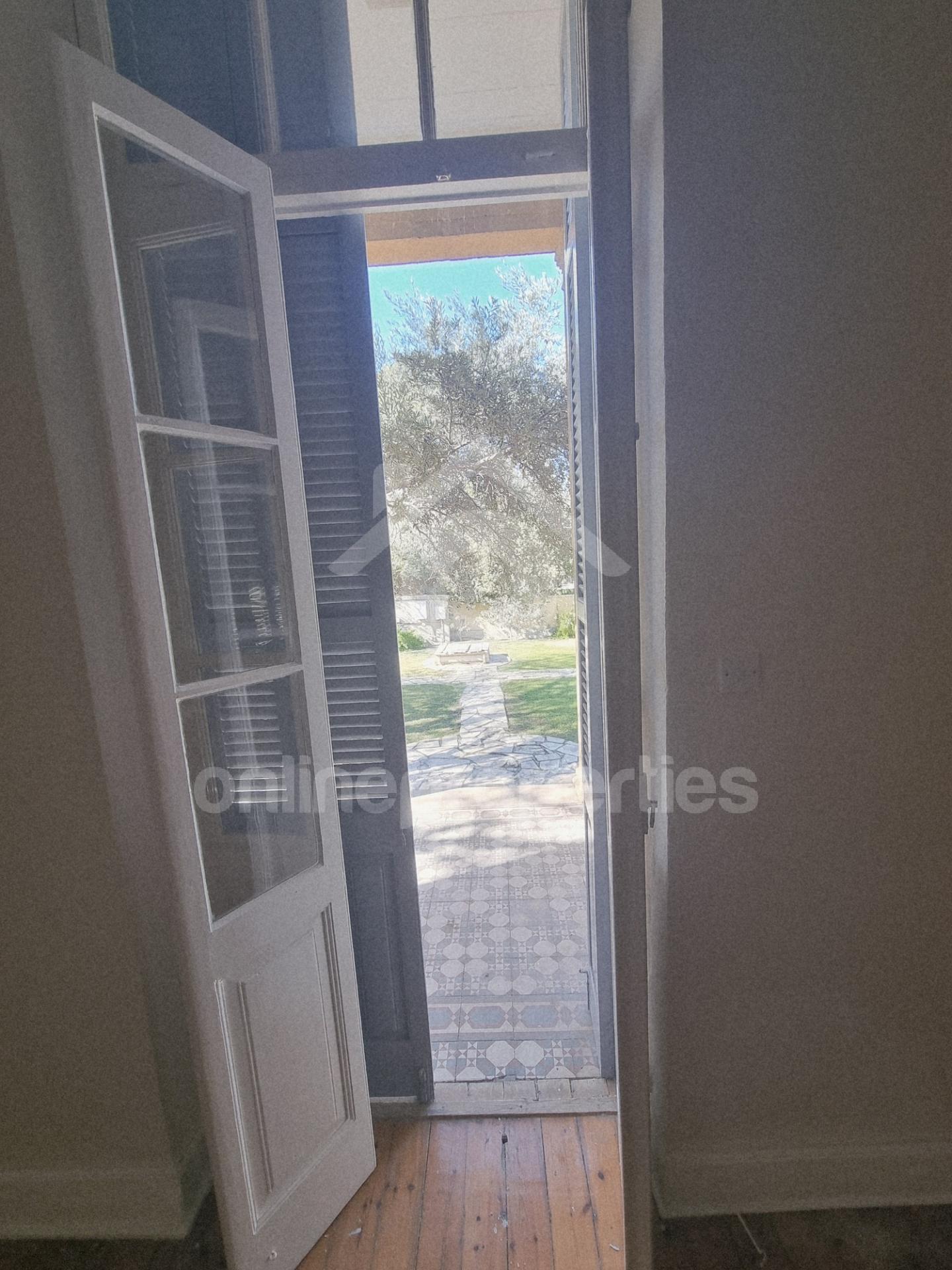 To change image, hover mouse over thumbnails below