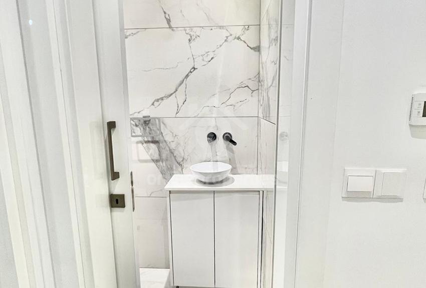 To change image, hover mouse over thumbnails below