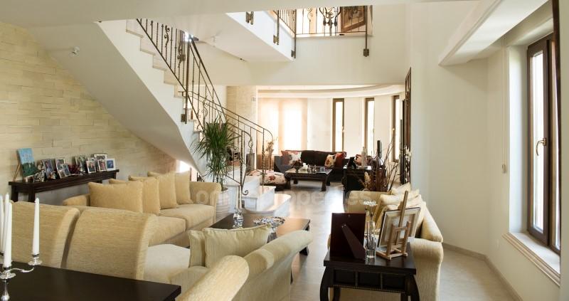 To change image, hover mouse over thumbnails below