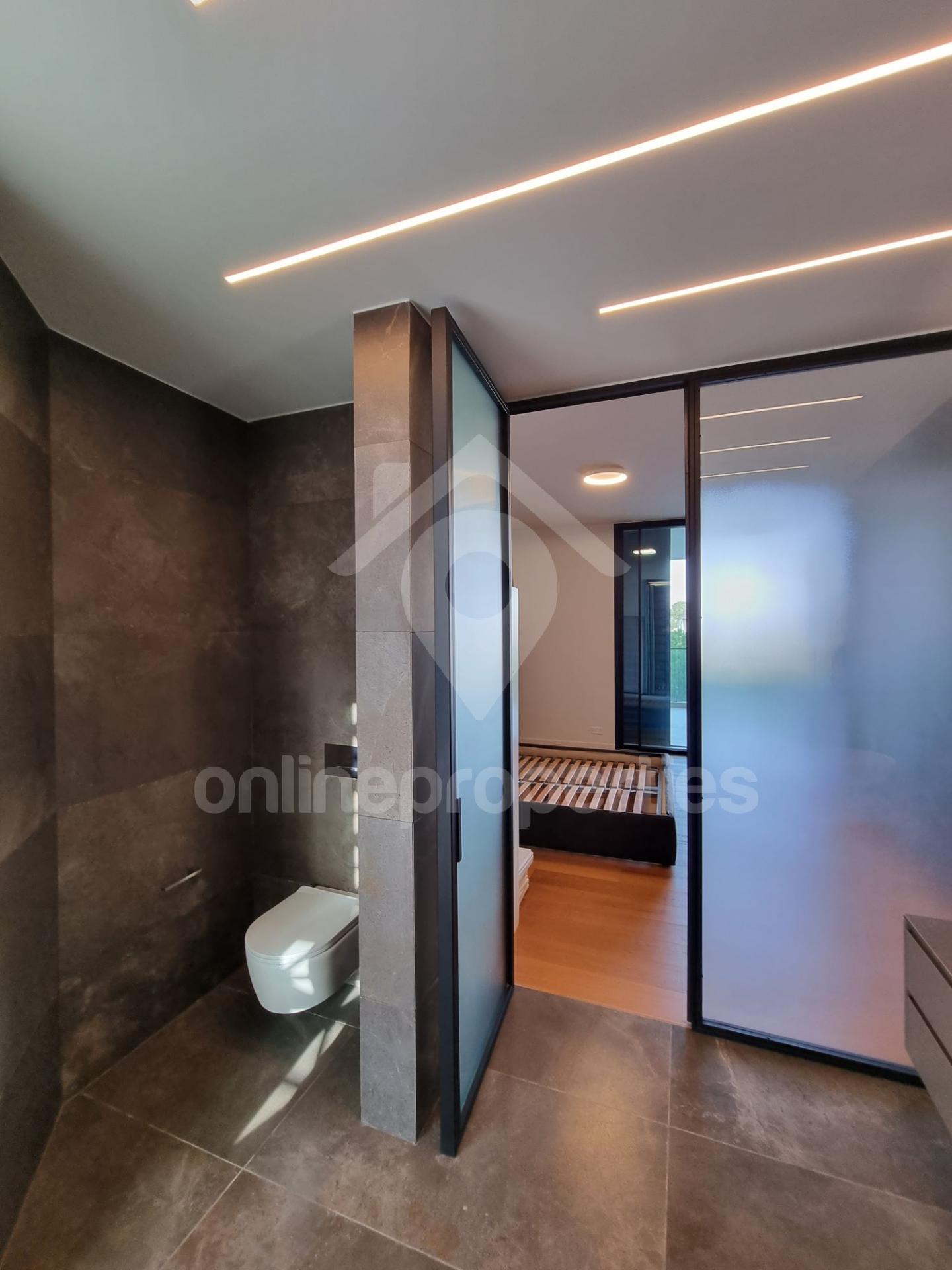 To change image, hover mouse over thumbnails below