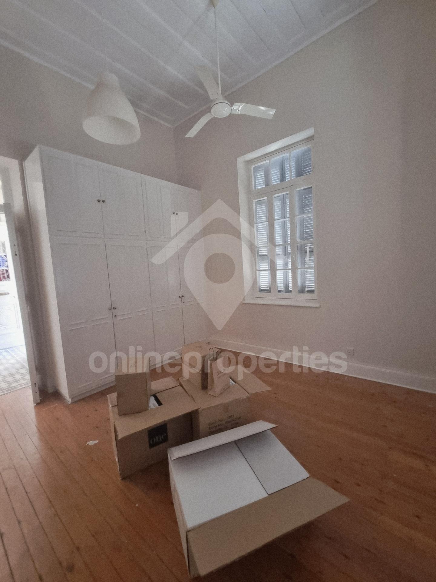 To change image, hover mouse over thumbnails below