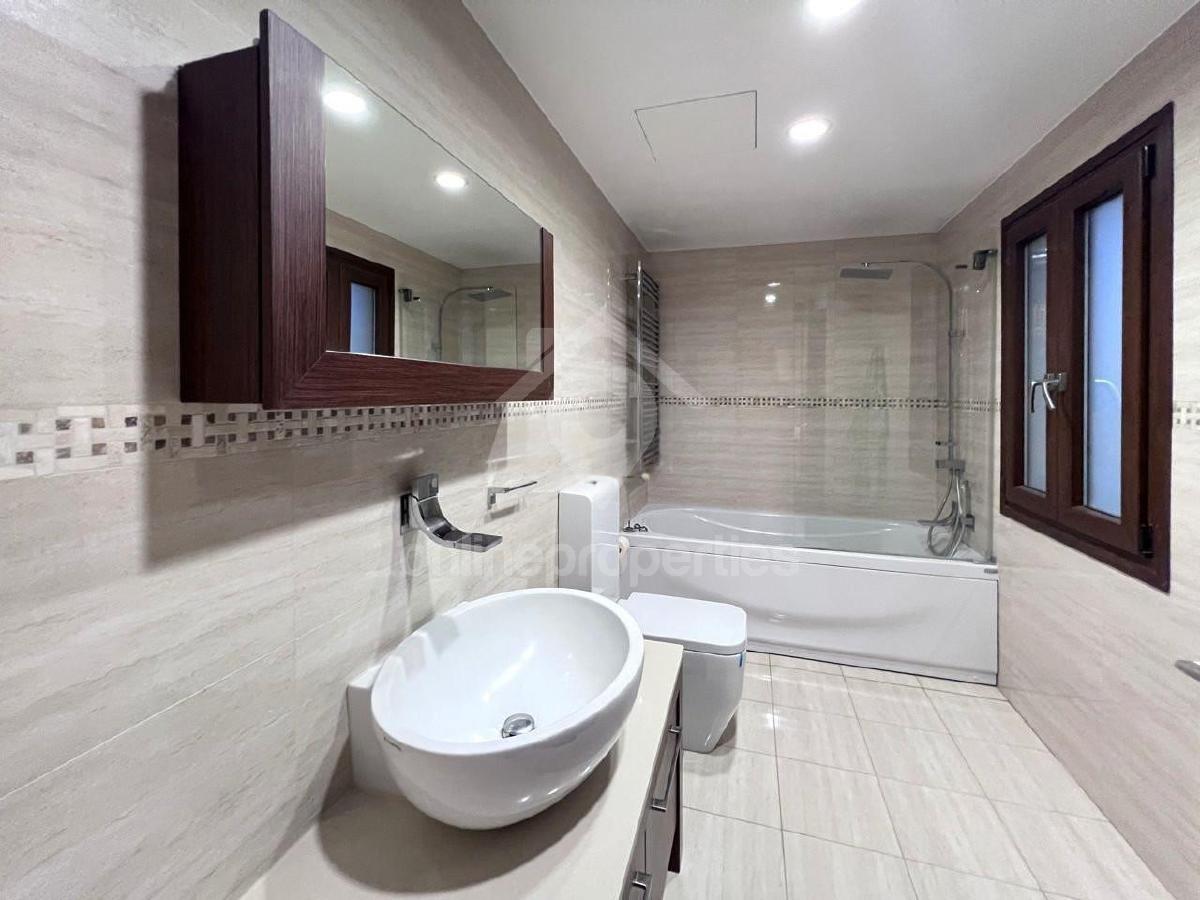 To change image, hover mouse over thumbnails below