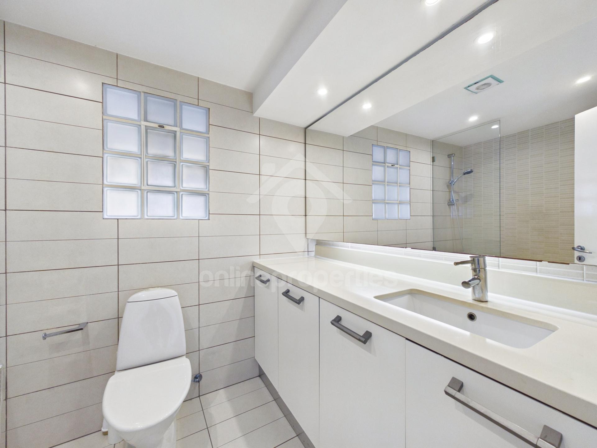 To change image, hover mouse over thumbnails below